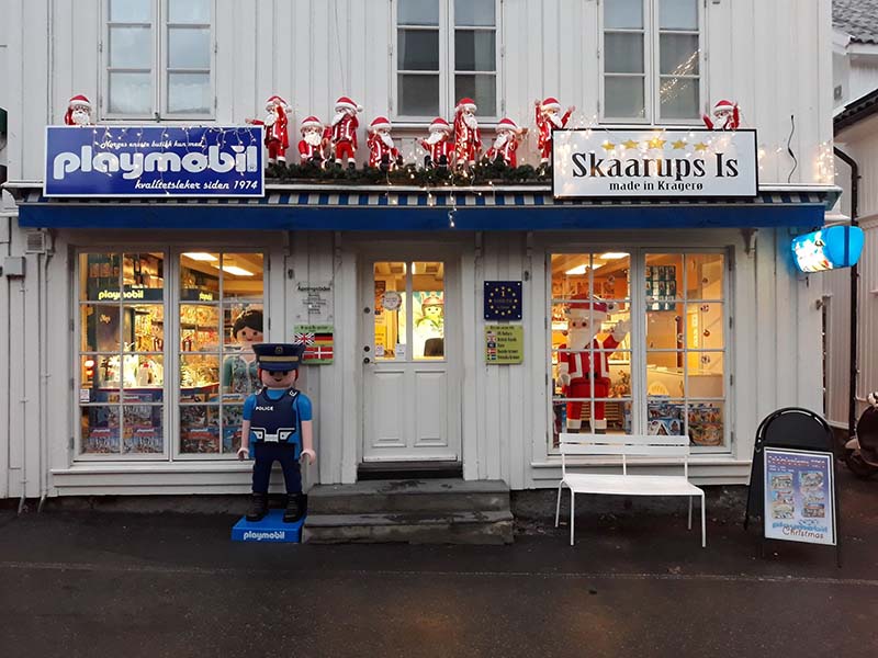 La tienda Playmobil de Erik Skaarup al lado de su otra tienda, la de helados